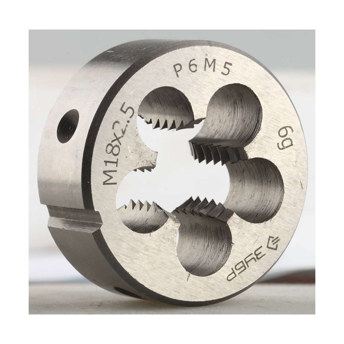 ЗУБР М18x2.5мм, плашка, стальР6М5, круглая машинно-ручная , (4-28023-18-2.5)